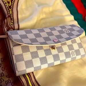 White Damier Louis Vuitton long wallet very clean ✨✨pink inside .BEAUTIFUL ✨✨✨